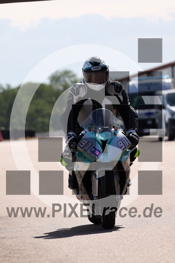 0091-20260606_03247 | Schöne Erinnerungen an spannende Momente - das festzuhalten ist unser Job. PIXELrace.de ist seit 2003 auf den Rennstrecken Europas unterwegs um die Action draußen beim Fahren und die wunderbare Stimmung imm Fahrerlager für euch einzufangen.