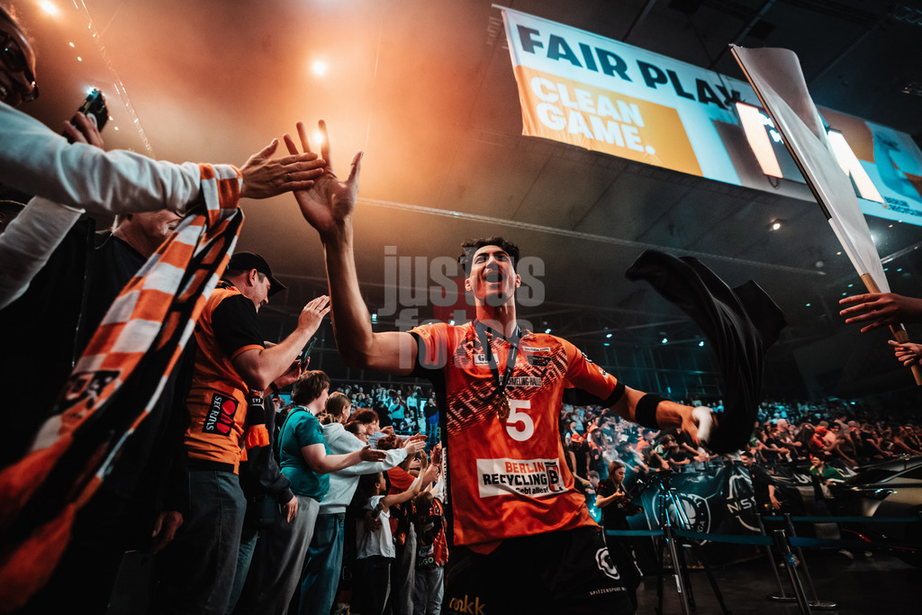 Volleyball | Herren | Saison 2024/2025 | 1. Volleyball Bundesliga Männer | Finale | BERLIN RECYCLING Volleys vs. SVG Lüneburg | 03.05.2025 | Nehemiah Mote (#5, Berlin Recycling Volleys) feiert die Meisterschaft