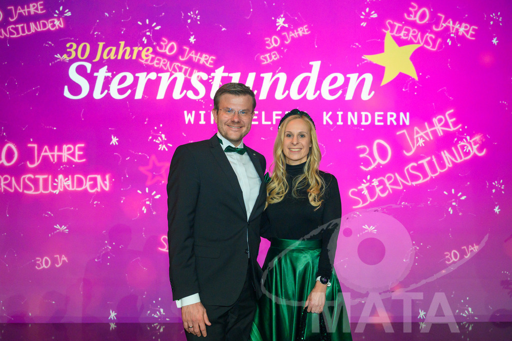 _DWA2212 | Marcus König  und Ehefrau Anke König bei '30 Jahre Sternstunden-Gala 2023' in der Frankenhalle. Nürnberg, 15.12.2023 - Realisiert mit Pictrs.com