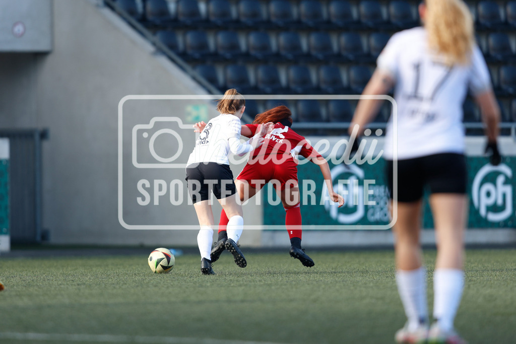 Fußball I Frauen I Saison 2025-2026 I Testspiel I FSV Gütersloh - SpVg Aurich-12 | Elina Büttner (3, FSV Gütersloh) Natalie Oliver (2, SpVg Aurich) - Realisiert mit Pictrs.com
