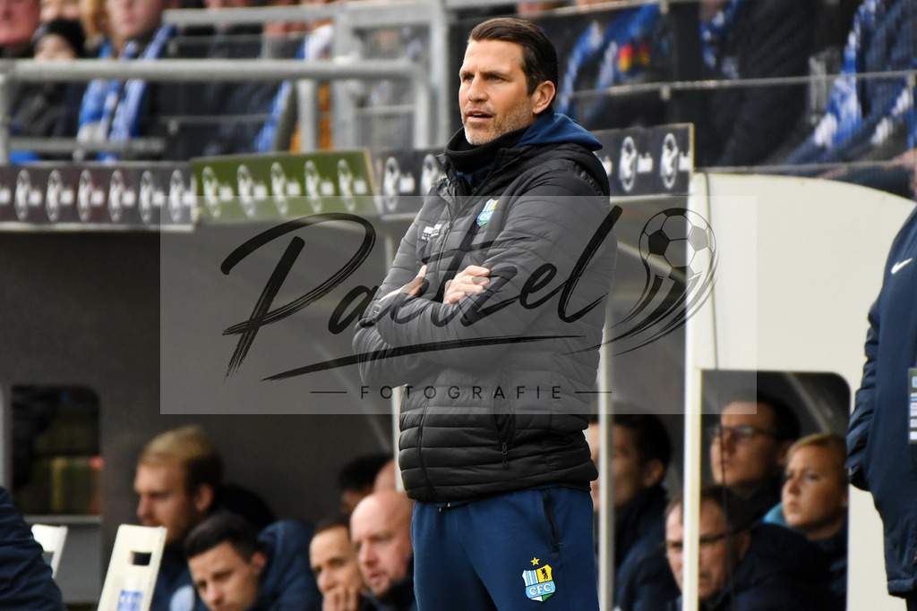 20200201_MEPCHE_0018 | Fußball, Herren: Trainer Patrick Gloeckner (Chemnitzer FC) schaut waehrend des Spiels der 3. Liga zwischen SV Meppen und Chemnitzer FC in der Haensch-Arena am 01.02.2020 in Meppen, Deutschland. DFB / DFL REGULATIONS PROHIBIT ANY USE OF PHOTOGRAPHS AS IMAGE SEQUENCES AND/OR QUASI-VIDEO. - Realisiert mit Pictrs.com