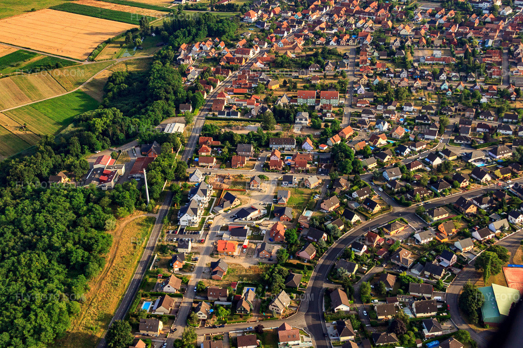 Aerial view: Rue des Vignes in Oberhoffen-sur-Moder in the state Bas-Rhin, France. – Photo: IMG_30456.jpg taken on 07/09/2010 by Werner Riehm/FLY-FOTO.com – Resolution of the original: 4752 x 3168 px