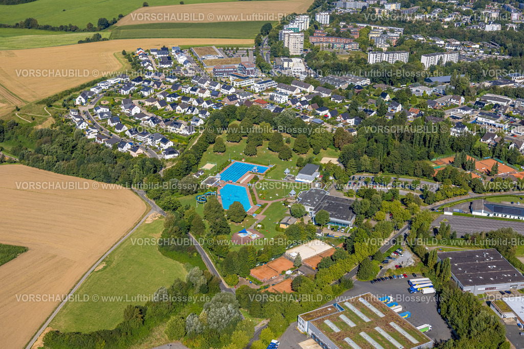 Heiligenhaus240813299 | Luftbild, Freibad und Hallenbad HeljensBad, Wasserrutsche, Liegewiese und Badegäste, Tennisplätze, halbrunde Wohnsiedlung mit Inselnamen am Ortsteil Oberilp, Heiligenhaus, Ruhrgebiet, Nordrhein-Westfalen, Deutschland