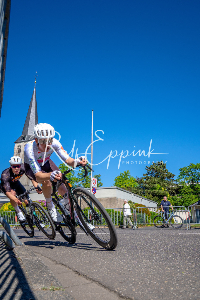 Spurt in den Mai 2026 - Großer Preis der Sparkasse Neuss | Annual one-day road cycling race "Großer Preis der Sparkasse Neuss" held in Büttgen, Germany, organized by VfR Büttgen 1912 e.V. The event features multiple races across all age categories from U11 youth to Elite men. - Realisiert mit Pictrs.com
