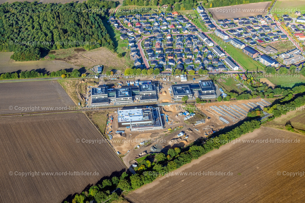 Stade_Riensförde_Baustelle_Bildungscampus_ELS_4773091022 | STADE 09.10.2022 Baustelle zum Neubau des Gebäudekomplexes des Weiterbildungs- und Bildungszentrums " BCR Bildungscampus Riensförde " an der Straße Stadtweg im Ortsteil Riensförde in Stade im Bundesland Niedersachsen, Deutschland. Weiterführende Informationen bei: Claudia Blaurock  Landschaftsarchitektur,  GOLDBECK GmbH,  PD - Berater der öffentlichen Hand GmbH,  gmp International GmbH. // Construction site for the new building complex of the education and training center in the district Riensfoerde on street Stadtweg in the district Riensfoerde in Stade in the state Lower Saxony, Germany. Further information at: Claudia Blaurock  Landschaftsarchitektur,  GOLDBECK GmbH,  PD - Berater der oeffentlichen Hand GmbH,  gmp International GmbH. Foto: Martin Elsen