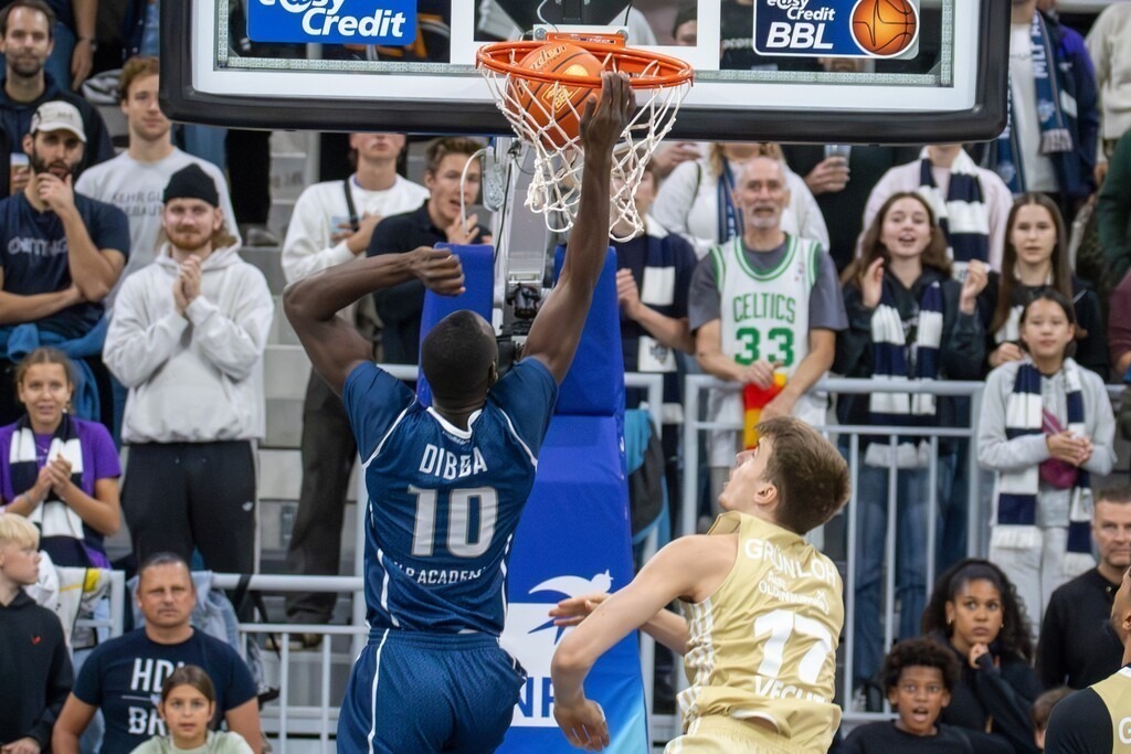 easy Credit BBL, Basketball Bundesliga, Saison 2024/25, 2. Spieltag: MLP Academics Heidelberg gegen RASTA Vechta. Bild: Bakary Dibba (10, Heidelberg) mit dem Dunk | easy Credit BBL, Basketball Bundesliga, Saison 2024/25, 2. Spieltag: MLP Academics Heidelberg gegen RASTA Vechta. Bild: Bakary Dibba (10, Heidelberg) mit dem Dunk - Realisiert mit Pictrs.com