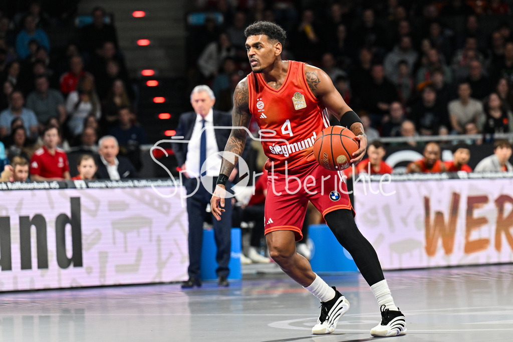FC Bayern München - Skyliners Frankfurt | MUNICH, GERMANY - 17. FEBRUARY: am Ball Xavier RATHAN-MAYES (FC Bayern Basketball 4)  / Einzelfoto / Freisteller während dem Spiel zwischen dem FC Bayern München und den Skyliners Frankfurt am 21. Spieltag der easyCredit BBL im BMW Park