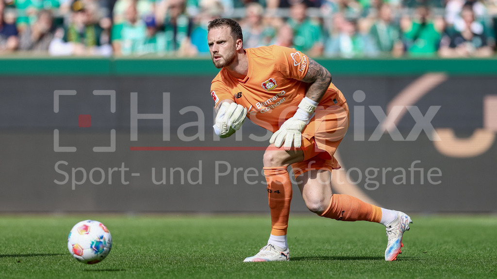 Fussball, Bundesliga, SV Werder Bremen - Bayer 04 Leverkusen | Mark Flekken (Torwart, Bayer 04 Leverkusen, 1) am Ball, Freisteller, Einzelbild, Ganzkörper, Aktion, Action, Spielszene, DIE DFL-RICHTLINIEN UNTERSAGEN JEGLICHE NUTZUNG VON FOTOS ALS SEQUENZBILDER UND/ODER VIDEOÄHNLICHE FOTOSTRECKEN. DFL REGULATIONS PROHIBIT ANY USE OF PHOTOGRAPHS AS IMAGE SEQUENCES AND/OR QUASI-VIDEO.