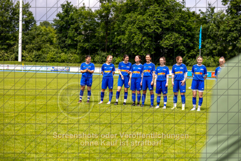 20250529_130003_0304 | #,  SGM Wendlingen-Ötlingen II (blau) vs. 1.FC Donzdorf II (schwarz), Fussball, Frauen-Bezirkspokal Finale Saison 2024/2025, Rasenplatz VfL Stadion Kirchheim, Jesinger Straße 105, 73230 Kirchheim, 29.05.2025 - 13:00 Uhr,Foto: PhotoPeet-Sportfotografie/Peter Harich