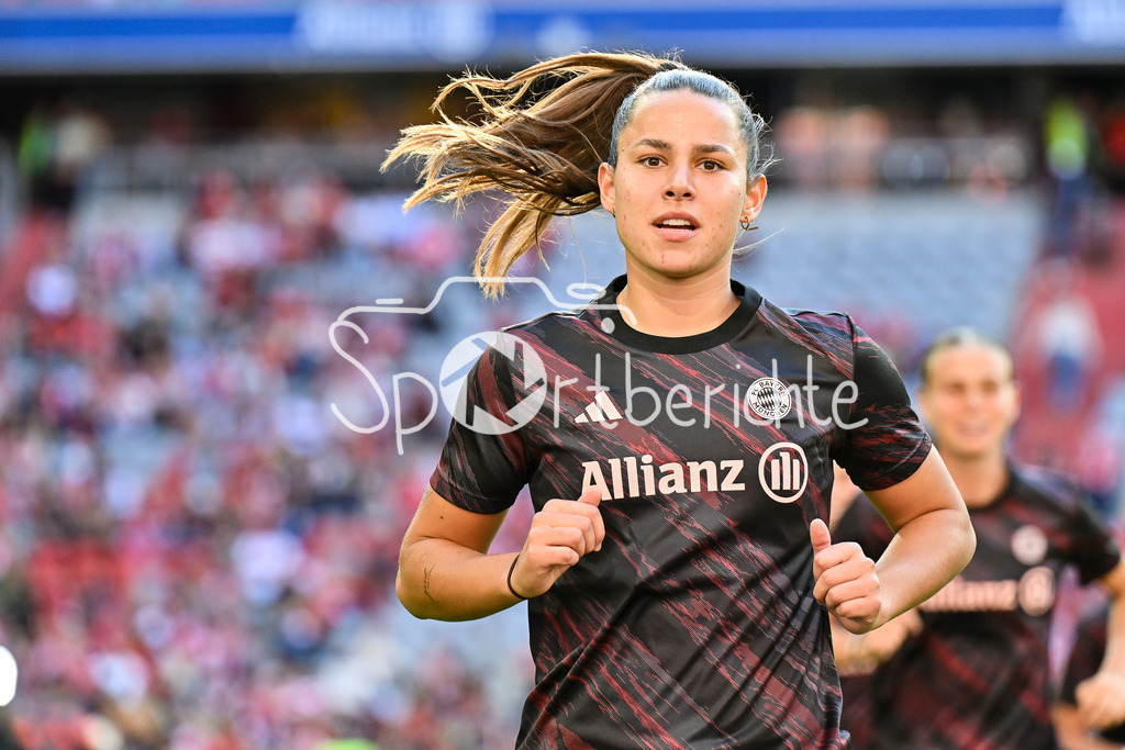 FC Bayern München - Bayer 04 Leverkusen | Im Bild Lena OBERDORF (FC Bayern München Frauen 8) beim warmmachen vor der Partie / Einzelfoto / Freisteller / Google Pixel Frauen-Bundsliga: FC Bayern München - Bayer 04 Leverkusen; Allianz Arena am 06.09.2025