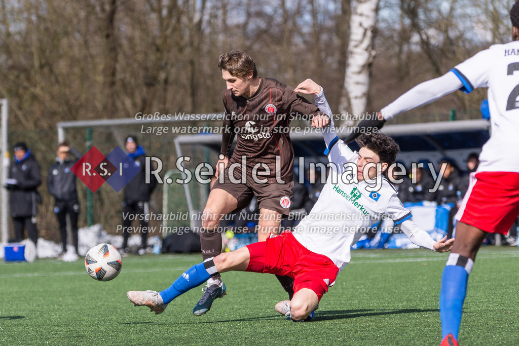 Fußball, Saison 2021/22, A-Junioren Bundesliga, Hamburger SV - FC St. Pauli, Paul-Hauenschild-Plätze (Norderstedt), 02.04.2022, 16. Spieltag | Samed Skrijelj (#7, Pauli), Nicolas-Bernd Oliveira Kisilowski (#25, HSV)