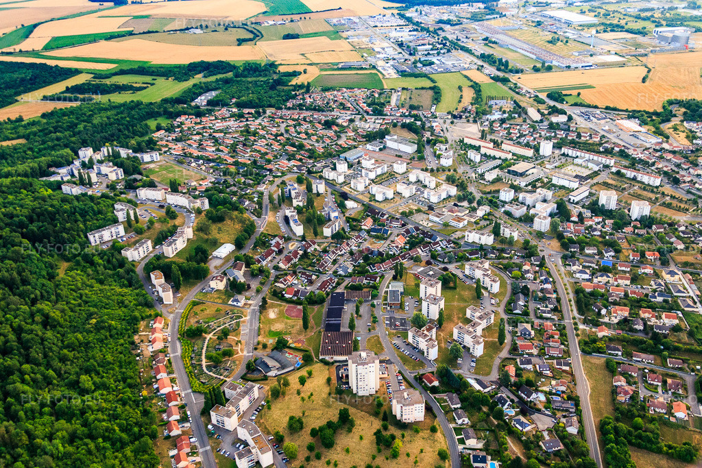 Vue aérienne: Le quartier Saint-Michel vu de l'ouest à le quartier Croix de Metz in Toul dans le département Meurthe et Moselle, France – .Photo: IMG_083473.jpg prise le 13/07/2015 par Werner Riehm/FLY-FOTO.eu – Résolution de l'original: 5472 x 3648 px