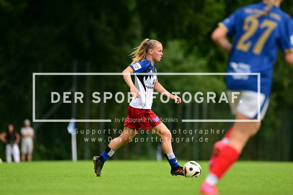 Fußball I Frauen I Saison 2025-2026 I Testspiel I Hamburger SV - Holstein Kiel I 58360 | Nahaufnahme, Einzelfoto, Freisteller, Portrait, Porträt, Einzelbild, Einzelfoto, Körper: Svea Stoldt (8, Hamburger SV) - Realized with Pictrs.com