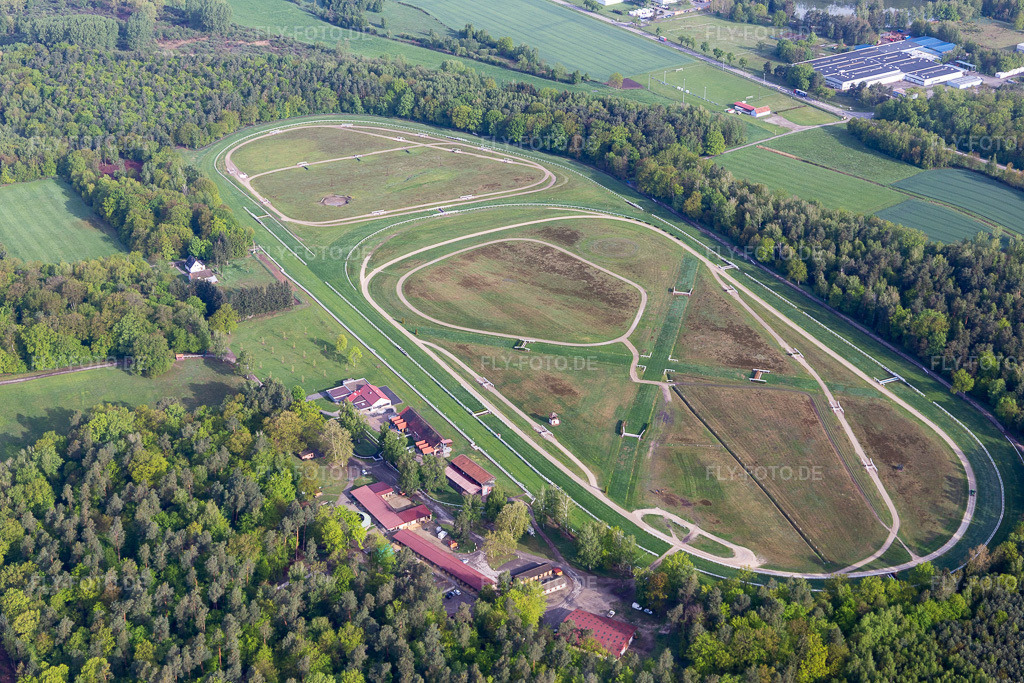 Luftbild: Rennstrecke der Trabrennbahn Hippodrome de la hardt im Ortsteil Altenstadt in Wissembourg im Bundesland Bas-Rhin in Frankreich. Foto: IMG_113831.jpg vom 29.04.2019 durch Werner Riehm/FLY-FOTO.de