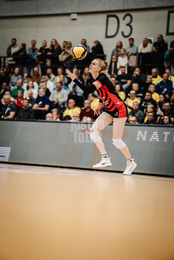 Volleyball | Frauen | Saison 2025/2026 | Volleyball Bundesliga | SSC Palmberg Schwerin vs. ETV Hamburger Volksbank Volleys | 18.10.2025 | Alexa Sophie Thaden (#15, ETV Hamburger Volksbank Volleys) beim Aufschlag