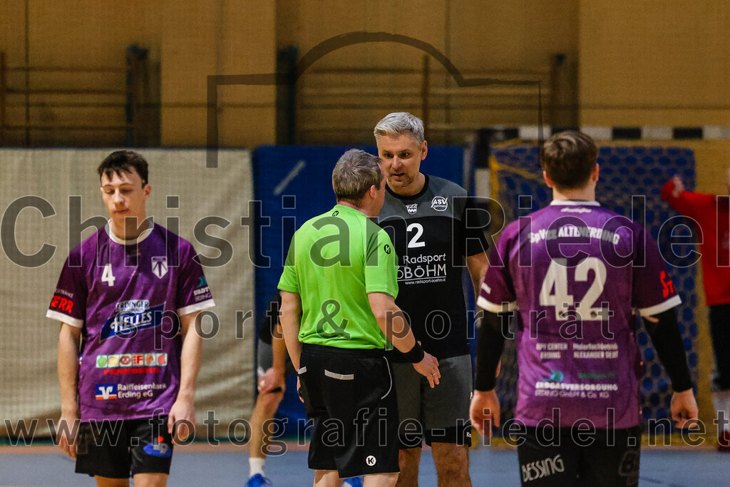 2024-03-23_032_SpVgg_Altenerding_II_gegen_ASV_Dachau_III | Erding, Deutschland, 23.03.2024:
Handball, Bezirksklasse Männer Staffel Süd West 2023 / 2024, 14. Spieltag, SpVgg Altenerding II gegen ASV Dachau III, Endergebnis: 24:32

Markus Schorr (SpVgg Altenerding, #4), Marcin Szulc (ASV Dachau, #2), Simon Dybilasz (SpVgg Altenerding, #42)

Foto: Christian Riedel / fotografie-riedel.net