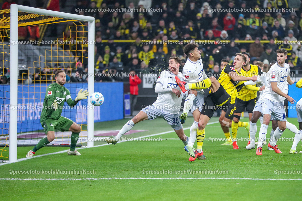 BVB15122401034 | 15.12.2024, Fußball, Borussia Dortmund - TSG 1899 Hoffenheim, 1. Fußball Bundesliga, 14. Spieltag, Signal Iduna Park, Saison 2024 2025: Nico Schlotterbeck (BVB #4) trifftnach Freistoß knapp am Tor von Torwart Oliver Baumann (Hoffenheim #1) vorbeiDFB regulations prohibit any use of photographs as image sequences and or quasi-video.