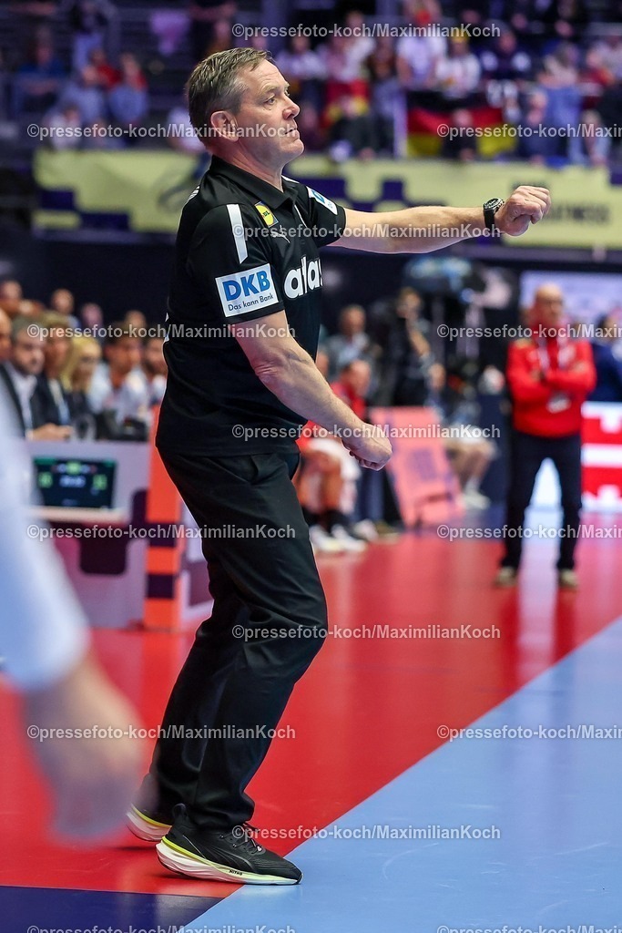 EHF19012602044 | 19.01.2026, Handball, Men's EHF EURO 2026, Deutschland - Spanien, Jyske Bank Boxen in Herning, Dänemark, Preliminary Round: Headcoach Alfred Gislason (Germany #hc) gestikulierend am Spielfeldrand  