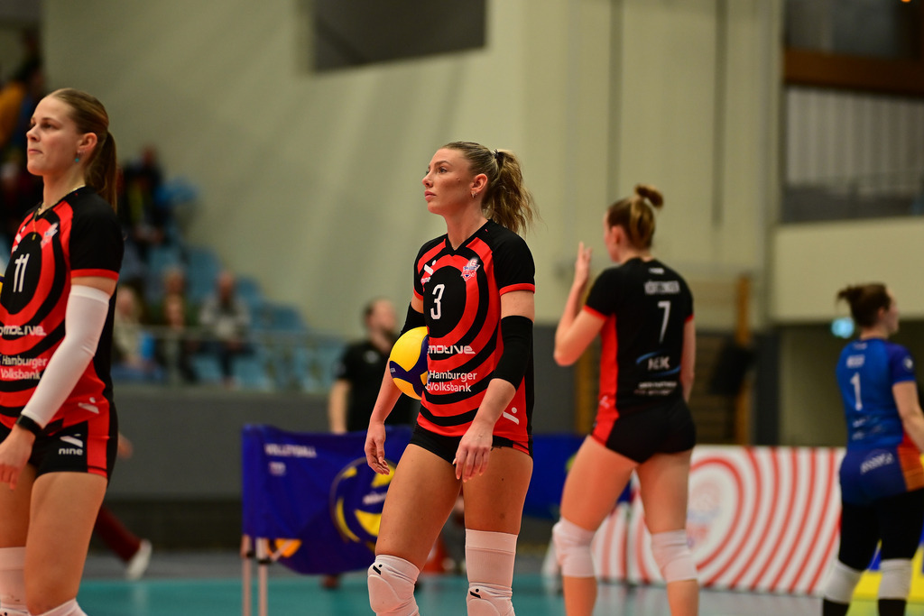 Volleyball I Frauen I Saison 2025-2026 I Bundesliga I 12. Spieltag I ETV Hamburger Volksbank Volleys - SSC Palmberg Schwerin | Der Sportfotograf. - Realisiert mit Pictrs.com