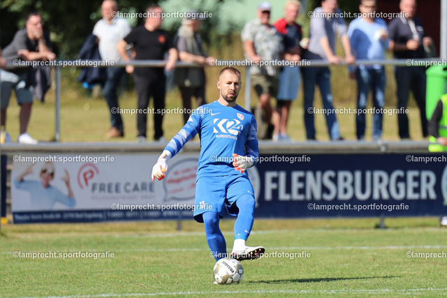 Fußball I Herren I Saison 2025-2026 I Verbandsliga Süd I 7. Spieltag I SV Schackendorf - SV Azadi Lübeck I 06.09.2025.021 | Przemyslaw Szymura (12, SV Azadi Lübeck) - Realisiert mit Pictrs.com