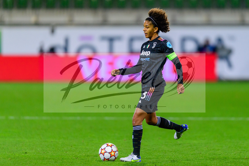 WOBJUV20211118_128 | Fussball, Frauen: Sara Gama (Juventus FC) in Aktion, am Ball, Einzelaktion bei dem Spiel der UEFA Women´s Champions League zwischen VfL Wolfsburg und Juventus Turin im AOK-Stadion am 18.11.2021 in Wolfsburg, Deutschland. - Realisiert mit Pictrs.com