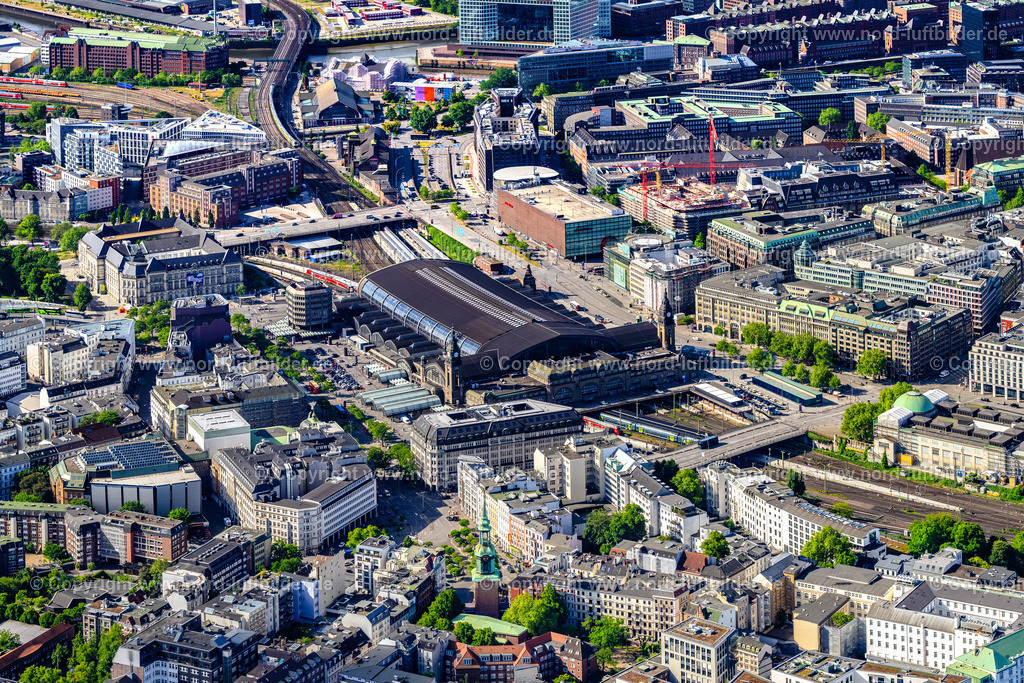 Hamburg_Hauptbahnhof_ELS_2941240525 | HAMBURG 24.05.2025 Gleisverlauf und Gebäude des Hauptbahnhofes der Deutschen Bahn entlang der bekannten Flaniermeile der Kirchenallee in Hamburg, Deutschland. Weiterführende Informationen bei: DB InfraGO AG,  DB Regio AG,  DB Station & Service AG,  Deutsche Bahn AG,  HGI - HÜGIN GROUP INTERNATIONAL GMBH CO.KG,  IBN Ingenieurbüro Noack,  INGENIEURBÜRO DR. BINNEWIES Ingenieurgesellschaft mbH,  S-Bahn Hamburg GmbH. // Track progress and building of the main station of the railway along the well-known promenade of Kirchenallee in Hamburg, Germany. Further information at: DB InfraGO AG,  DB Regio AG,  DB Station & Service AG,  Deutsche Bahn AG,  HGI - HUeGIN GROUP INTERNATIONAL GMBH CO.KG,  IBN Ingenieurbuero Noack,  INGENIEURBUeRO DR. BINNEWIES Ingenieurgesellschaft mbH,  S-Bahn Hamburg GmbH. Foto: Martin Elsen