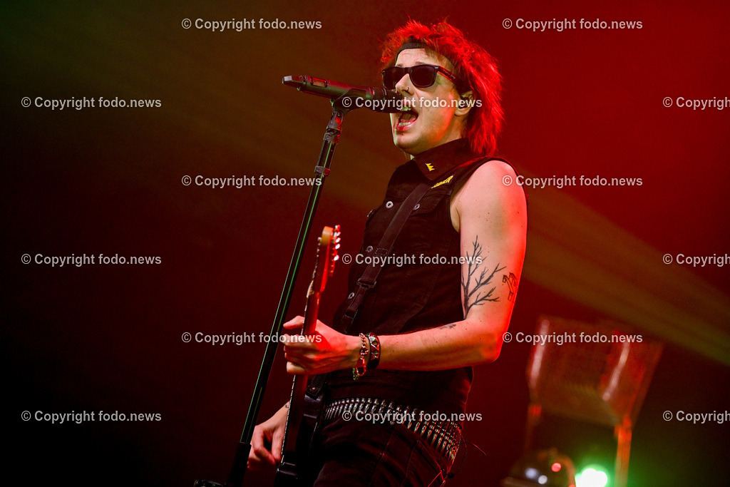 Posthof_ Turbobier_ Konzert_ 15.03.2024-23 | 15.03.2024, Linz, AUT, Posthof, Konzert Turbobier, im Bild Marco Pogo alias Dominik Wlazny (Saenger, Konzepter und Songwriter,  Gitarrist der oesterreichischen Punk-Rock-Band Turbobier, weiters Politiker der Bierpartei, Bezirksrat in Wien Simmering, Praesidentschaftskandidat, Arzt, Mediziner)