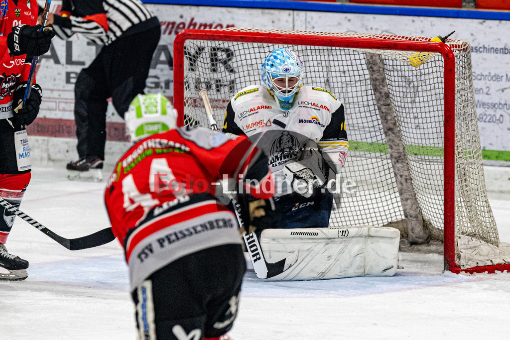 TSV Peißenberg Miners vs EA Schongau Mammuts | Eishockey Bayernliga 2023/2024, TSV Peißenberg Miners vs EA Schongau Mammuts, 20231215,
Schuss aufs Tor von Xaver NAGEL (Mammuts Goali 80),
2023-12-15 in Peißenberg (Eisstadion)
80 Xaver NAGEL (Mammuts Goali 80), 44 Martin LIDL (Miners 44)
Copyright: WolfgangxLindner foto-lindner.de
