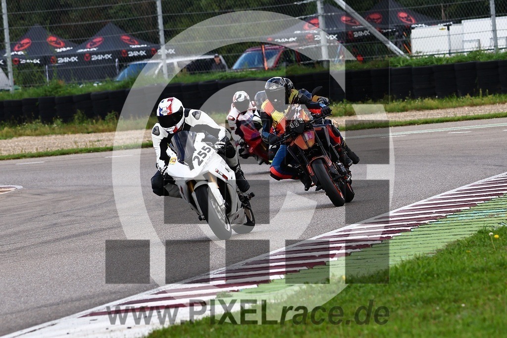 0255-20250927_02526 | Schöne Erinnerungen an spannende Momente - das festzuhalten ist unser Job. PIXELrace.de ist seit 2003 auf den Rennstrecken Europas unterwegs um die Action draußen beim Fahren und die wunderbare Stimmung imm Fahrerlager für euch einzufangen.