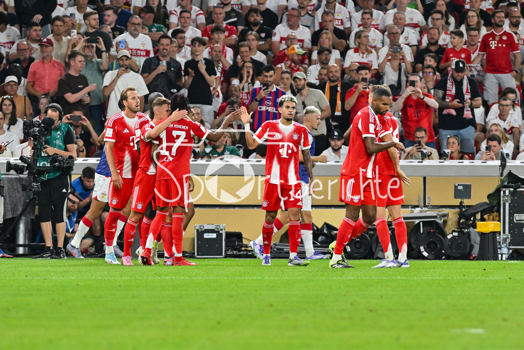 VfB Stuttgart - FC Bayern München | Jubel nach dem Treffer zum 0-2 druch Luis DIAZ (FC Bayern München 14) / Tor / Torschuetze / Freude / Happy / Franz-Beckenbauer Supercup: VfB Stuttgart - FC Bayern München; MHP Arena am 16.08.2025