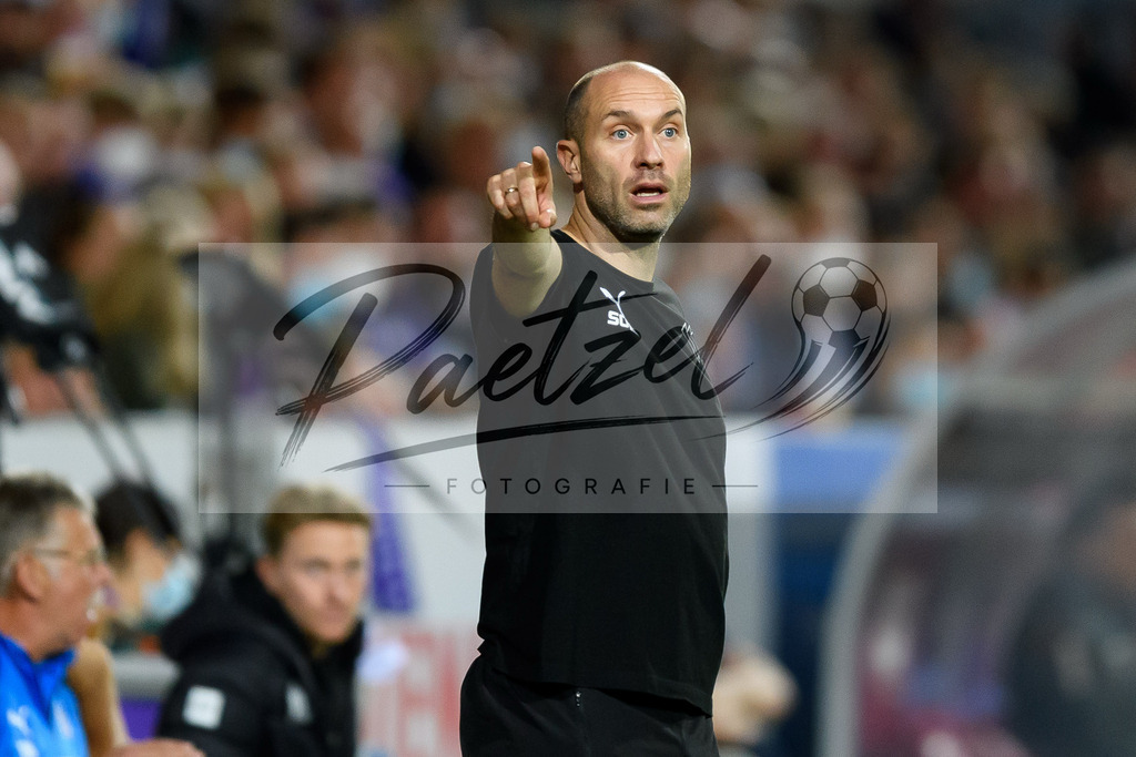 OSNVKO20210906_44 | Fussball, Herren: Trainer Daniel Scherning (VfL Osnabrueck) gestikuliert beim Spiel der 3. Liga zwischen VfL Osnabrueck und FC Viktoria Koeln im Stadion an der Bremer Bruecke am 06.09.2021 in Osnabrueck, Deutschland.DFB / DFL REGULATIONS PROHIBIT ANY USE OF PHOTOGRAPHS AS IMAGE SEQUENCES AND/OR QUASI-VIDEO. - Realisiert mit Pictrs.com