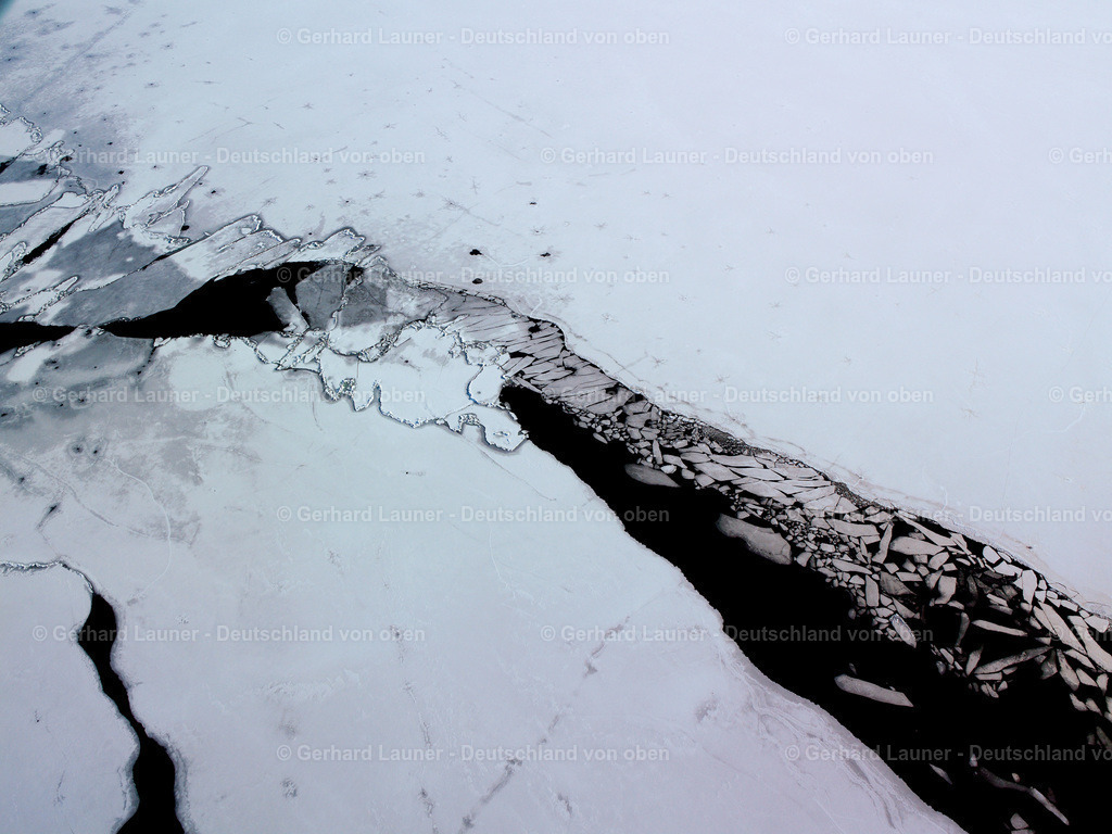 26B0248 | Eisstrukturen auf dem Chiemsee