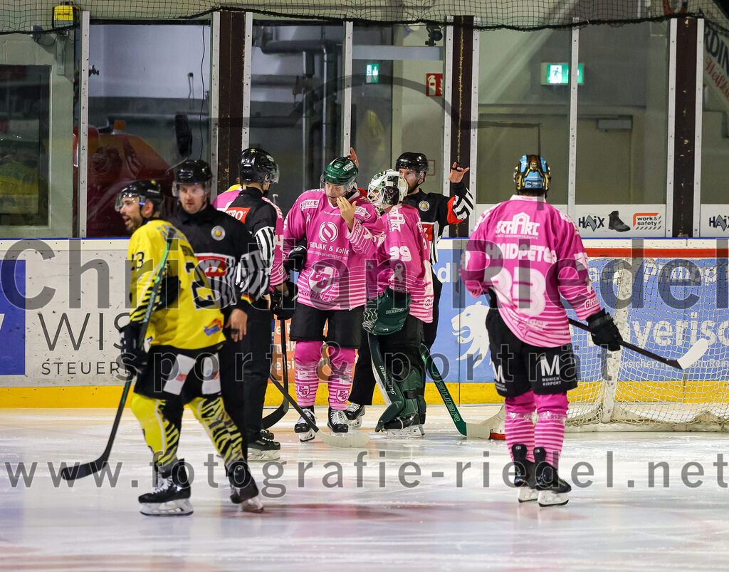 2025-10-10_106_TSV_Erding_gegen_onesto_Tigers_Bayreuth | Erding, Deutschland, 10.10.2025:Eishockey, Oberliga Süd 2025 / 2026, 7. Spieltag, TSV Erding gegen onesto Tigers Bayreuth, Endergebnis: 2:5Thomas Brandl (Erding Gladiators, #12), Torwart Leon Meder (Erding Gladiators, #39)Foto: Christian Riedel / fotografie-riedel.net