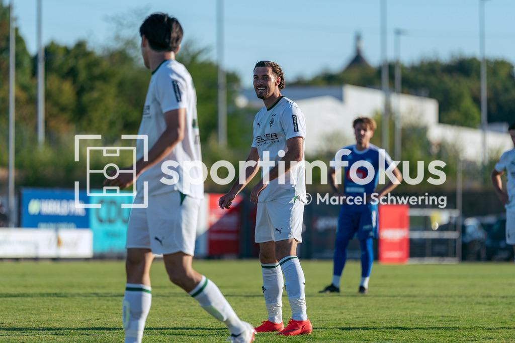 SSVg Velbert 02 – Borussia Mönchengladbach | Joseph Michael Scally (Borussia Mönchengladbach) vor dem Elfmeter. Testspiel zwischen der SSVg Velbert 02 und Borussia Mönchengladbach in Velbert, 12.08.2026. Endstand: 0:8. sportimfokus / Marcel Schwering - Realisiert mit Pictrs.com