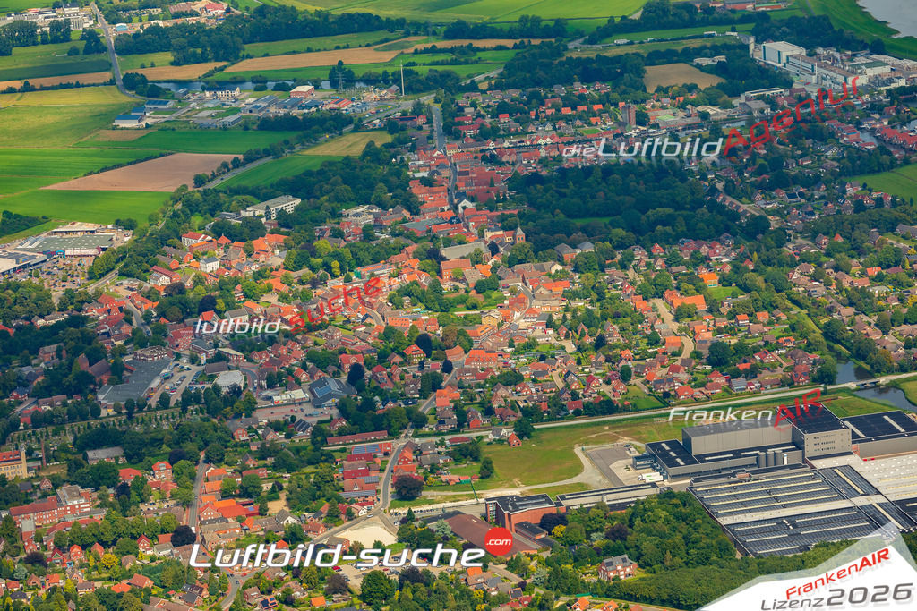 Bild der Stadt Weener - Die Luftaufnahme wurde 2025 vom UL-Flugzeug heraus erstellt ( keine Drohne ) - Hochauflösende Luftaufnahme - für professionelle Ausdrucke geeignet. Die Geschenkidee !Hier alle&nbsp;Infos zur Lizenzierung der LuftaufnahmeWir fliegen auch dieses Jahr wieder in Ihre Region um Luftbilder zu erstellen.- Luftbild anfragen