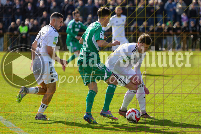 28.03.2026 GER, Fussball, Herren, Niederrhein Pokal Halbfinale, Saison 2025/2026, 1. FC Bocholt - MSV Duisburg | Conor Noß (MSV Duisburg) und Dawyn-Paul Donner (Bocholt) im Kampf um den Ball 