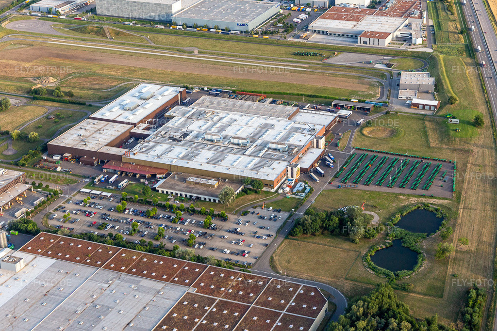 Luftbild: John Deere Werk Bruchsal in Bruchsal im Bundesland Baden-Württemberg in Deutschland. Foto: IMG_133468.jpg vom 12.07.2022 durch Werner Riehm/FLY-FOTO.deJohn Deere DE