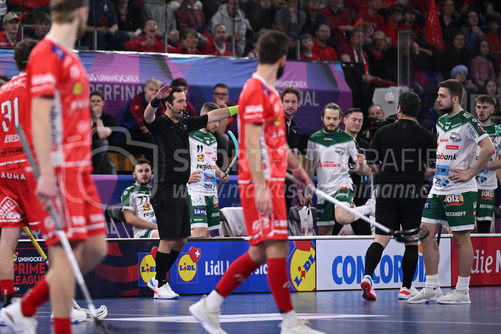 SV Wiler-Ersigen vs Floorball Köniz - 15. April 2023 | SV Wiler-Ersigen vs Floorball Köniz
Stimo Arena, Kloten
Schiedsrichter Janick Buehler gibt den Treffer von Floorball Koeniz nicht.
Bild: Sportfotografie Markus Aeschimann | www.markus-aeschimann.ch - Realisiert mit Pictrs.com