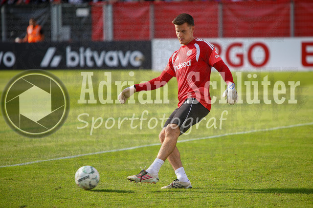 21.08.2026, GER, Fussball, Herren, DFB-Pokal, Saison 2026/2027, SC St. Tönis vs Eintracht Frankfurt | Michael Zetterer in Aktion am Ball, Einzelaktion