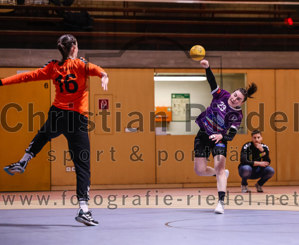2025-01-11_105_SpVgg_Altenerding_gegen_HF_Scheyern | Erding, Deutschland, 11.01.2025:Handball, Bezirksoberliga Frauen Altbayern 2024 / 2024, 10. Spieltag, SpVgg Altenerding gegen HF Scheyern, Endergebnis: 20:23Karolin Kollmar (HF Scheyern, #16), Katharina Künstner (SpVgg Altenerding, #23)Foto: Christian Riedel / fotografie-riedel.net