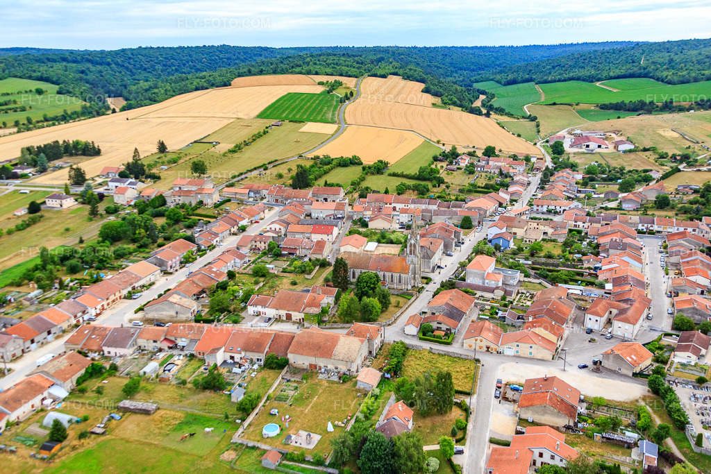 Aerial view: Village view from the southwest with Église Saint-Martin in Uruffe in the state Meurthe et Moselle, France. – Photo: IMG_083556.jpg taken on 07/13/2015 by Werner Riehm/FLY-FOTO.com – Resolution of the original: 5472 x 3648 px