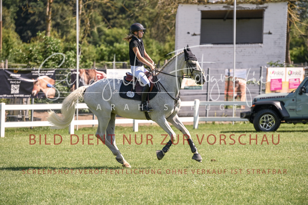 Schugtsche-Düren.2024-06.Stilspringprf.A_-101 | Schugtsche Fotografie - Realisiert mit Pictrs.com