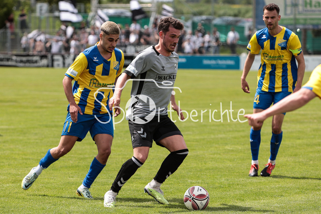 FC Pipinsried - SV Wacker Burghausen | Halit YILMAZ (FCP #11) im Duell mit Dennis SCHMUTZ (SVW #7) / Zweikampf