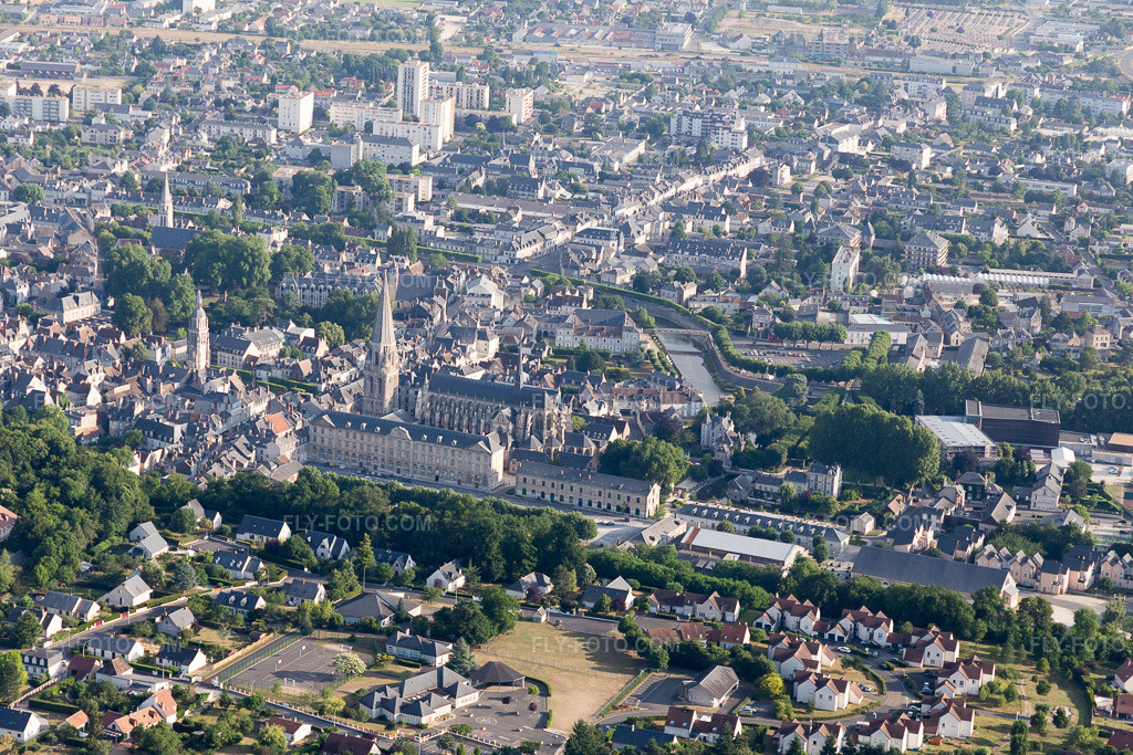 Aerial view: View of the town in Vendôme in the state Loir et Cher, France.Photo: IMG_101090.jpg taken on 06/24/2017 by Werner Riehm/FLY-FOTO.comResolution of the original: 5472 x 3648 px