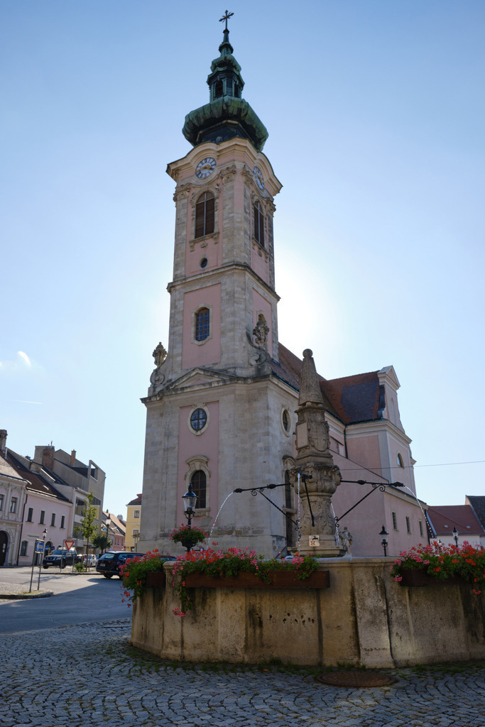 Pfarrkirche Hainburg mit Haydnbrunnen | Hainburg an der Donau, Austria - September 28, 2023: Pfarrkirche Hainburg mit Haydnbrunnen. - Realisiert mit Pictrs.com