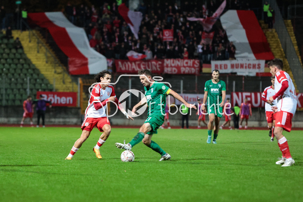 FC Augsburg II - FC Bayern Amateure | David JONATHANS (FCB #27) im Duell mit David DEGER (FCA #21) / Zweikampf
