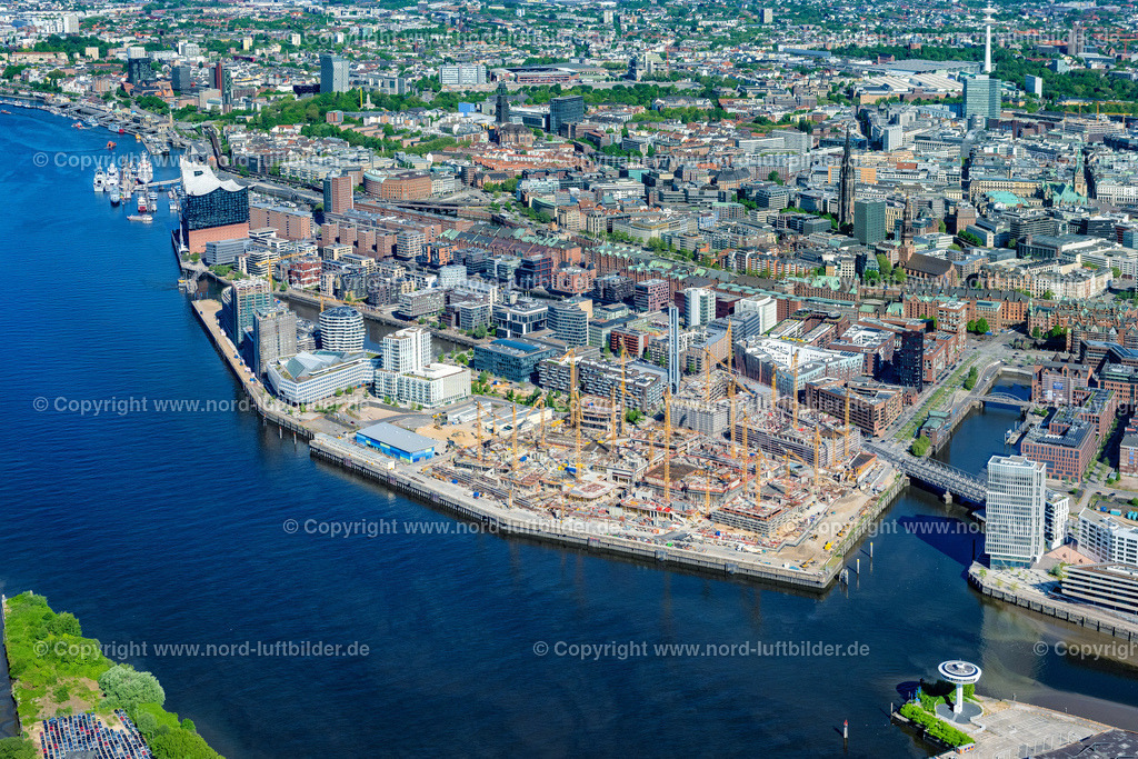 Hamburg_Hafencity_Baustelle_ELS_3537150522 | HAMBURG 15.05.2022 Baustelle zum Neubau des Gebäudekomplexes des Einkaufszentrum am Überseequartier am Chicagokai - Osakaallee im Bereich des ehemaligen Grasbrooks im Ortsteil Hafencity in Hamburg, Deutschland. Weiterführende Informationen bei: CHRISTIAN DE PORTZAMPARC,  Depenbrock Bau GmbH & Co. KG,  F + Z Baugesellschaft, Zweigniederlassung der Hecker Bau GmbH & Co. KG,  Stump-Franki Spezialtiefbau GmbH,  Unibail-Rodamco Germany GmbH,  Unibail-Rodamco ÜSQ Süd Quartiersmanagement GmbH. // Construction site for the new building complex of the shopping center at Ueberseequartier at Chicagokai - Osakaallee in the area of the former Grasbrooks in the Hafencity district in Hamburg, Germany. Further information at: CHRISTIAN DE PORTZAMPARC,  Depenbrock Bau GmbH & Co. KG,  F + Z Baugesellschaft, Zweigniederlassung der Hecker Bau GmbH & Co. KG,  Stump-Franki Spezialtiefbau GmbH,  Unibail-Rodamco Germany GmbH,  Unibail-Rodamco UeSQ Sued Quartiersmanagement GmbH. Foto: Martin Elsen