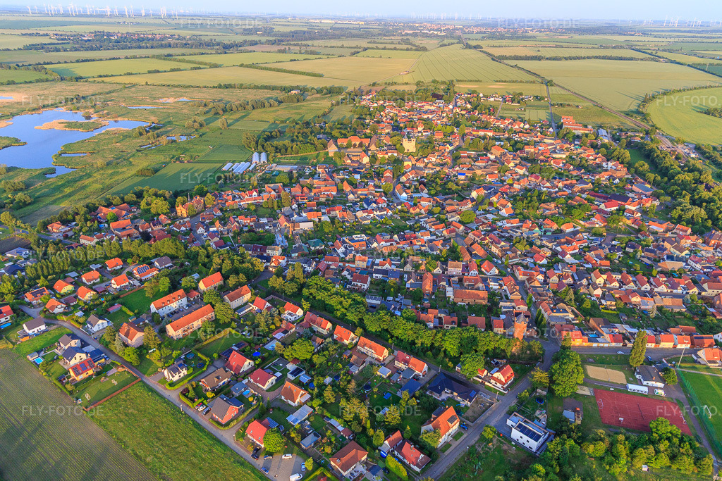 Luftbild: Ortsübersicht aus Westen im Ortsteil Frose in Seeland im Bundesland Sachsen-Anhalt in Deutschland. Foto: IMG_148046.jpg vom 11.06.2025 durch Werner Riehm/FLY-FOTO.de