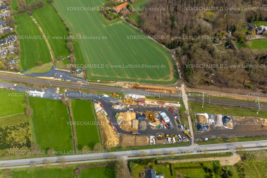 Rees230300782Betuwe | Luftbild, Ausbau der Betuwe Linie zwischen Ruhrgebiet und den Niederlanden im Bereich Rees Haldern zur dreigleisigen Bahnstrecke, , alle beschrankten Bahnübergänge werden entfallen oder durch Über- oder Unterführungen ersetzt werden. Vor allem ist die Ausbaumaßnahme für die Bahn mit der Verpflichtung verbunden, nunmehr Lärmschutz für die betroffenen Menschen zu gewähren. Stockum, Rees-Haldern, Niederrhein, Ruhrgebiet, Nordrhein-Westfalen, Deutschland