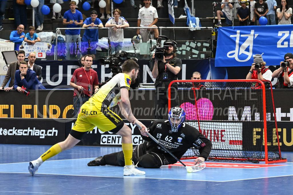 Zug United - HC Rychenberg - 25. April 2026 | Levin Conrad (#7 HC Rychenberg Winterthur) versenkt seinen Penalty gegen Nils Schälin (#62 Zug United) am L-UPL Superfinal-Spiel zwischen Zug United und HC Rychenberg am 25. April 2026 in der BCF Arena, Fribourg, Schweiz.Bild: Sportfotografie Markus Aeschimann | www.markus-aeschimann.ch - Realisiert mit Pictrs.com